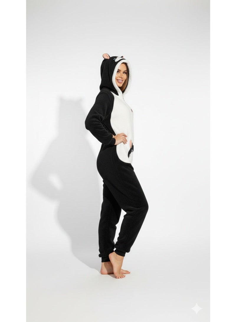 مانيكان - بيجامة قطعة واحدة  نسائية من الفرو الناعم بتصميم قطة مع غطاء رأس، أبيض وأسود. - Image 2